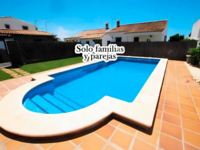 Chalet con piscina compartida y jardín privado